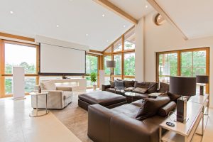 Control4 Smarthome Projekt Smart Home Wohnzimmer mit Leinwand