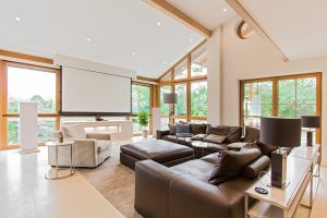 Smart Home Wohnzimmer mit Leinwand