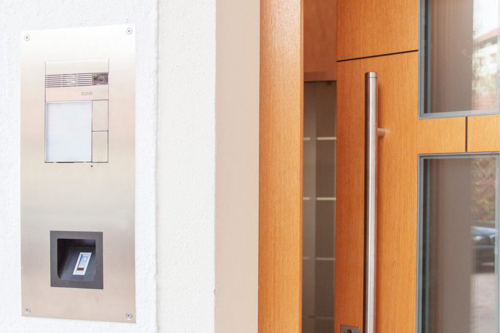 Smart Home Eingangstür mit Finger-Scanner