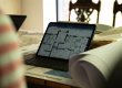 Laptop mit geöffneter KNX-Planung neben ausgedruckten Gebäudeplänen