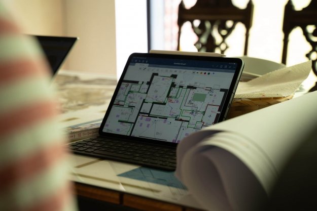 KNX-Planung am Laptop Laptop mit geöffneter KNX-Planung neben ausgedruckten Gebäudeplänen