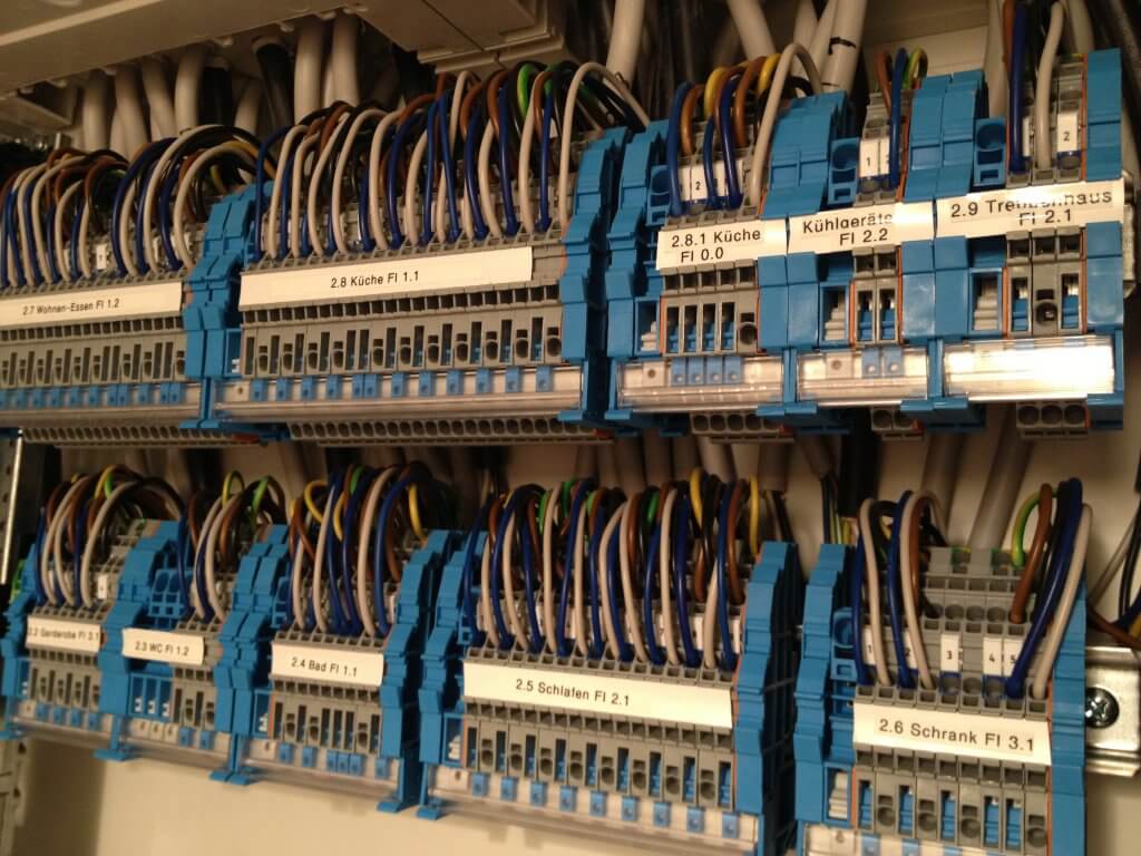KNX-Elektroverteilung mit Aktoren und Reihenklemmen Geöffnete KNX-Elektroverteilung mit Aktoren, Reihenklemmen und beschrifteter Verkabelung