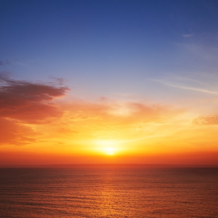 Schöne Wolkenlandschaft über dem Meer, bei Sonnenuntergang aufgenommen.