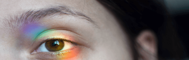 auge-im-licht-und-schattenspiel Auge einer Frau, das durch Licht und Schatten in Szene gesetzt ist.