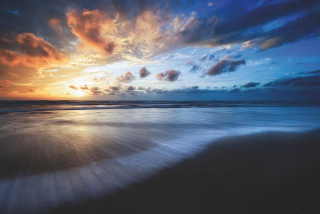 sonnenuntergang-strand schöner Sonnenuntergang und Wellen am Strand