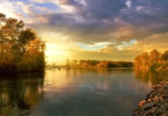 lichtstimmung-flussufer Goldenes Licht über einem ruhigen Flussufer