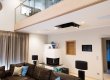 Smart Home Funktionen im modernen Wohnzimmer mit KNX-Steuerung
