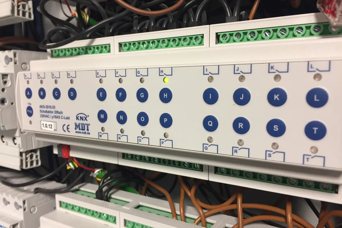 KNX-Aktoren fürs Licht in der Verteilung: MDT-Schaltaktor mit 20 Kanälen im Schaltschrank