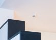 Präsenzmelder mit Linse an der Decke im Wohnhaus