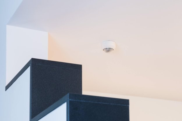 Präsenzmelder mit Linse an der Decke im Wohnhaus