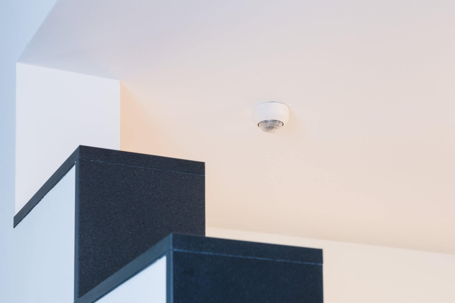 praesenzmelder-decke-titelbild Präsenzmelder mit Linse an der Decke im Wohnhaus