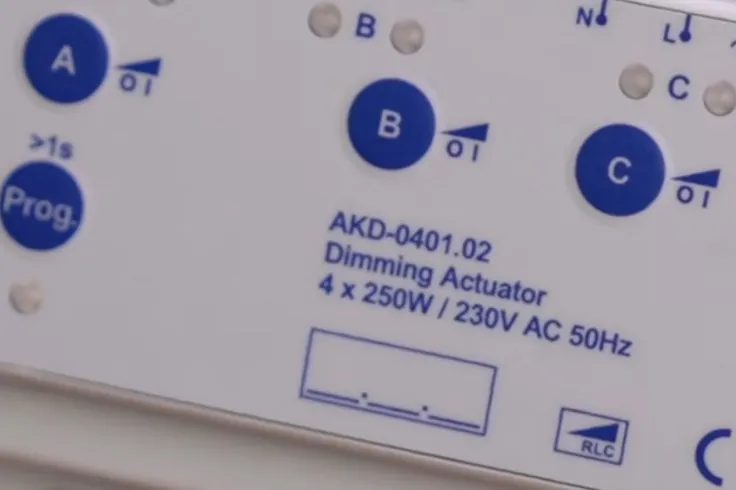 RLC-Symbol auf dem KNX-Dimmaktor von MDT